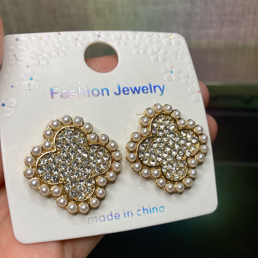 Clover fashion earrings